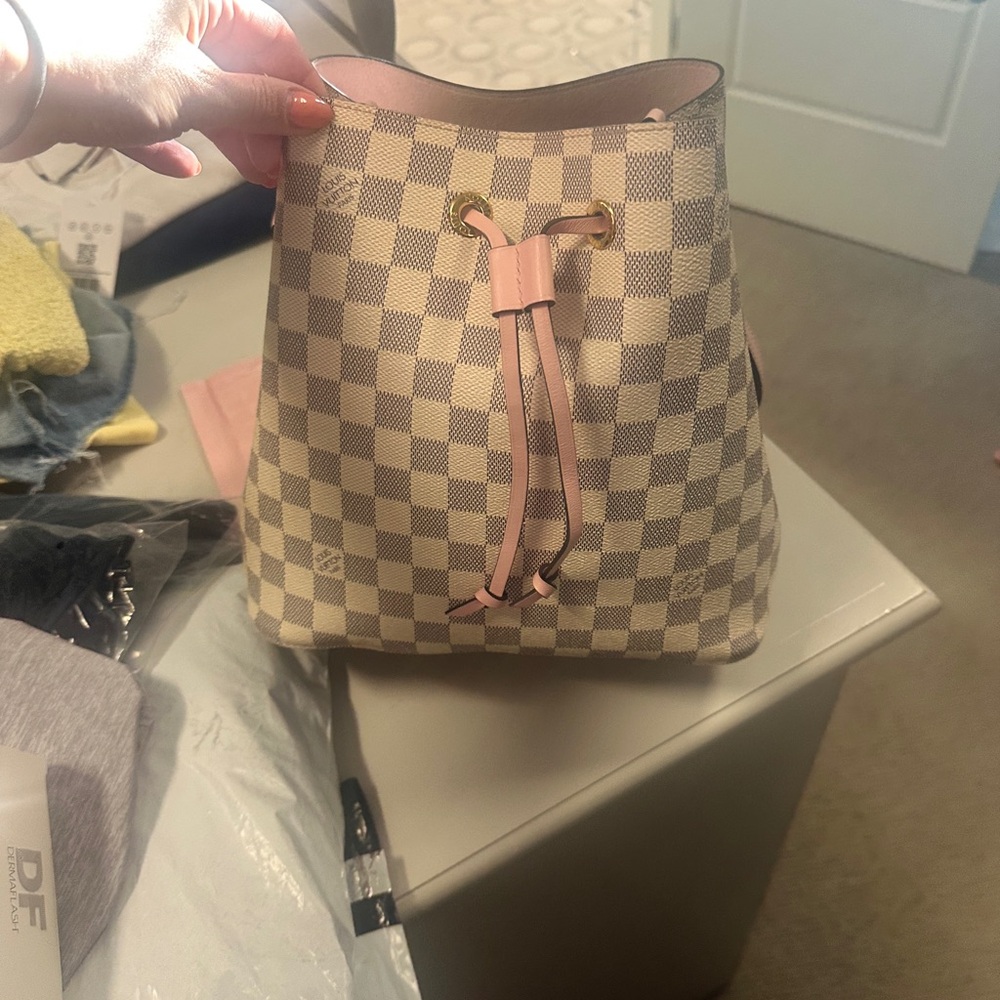 Louis Vuitton NéoNoé MM Pink and Cream Shoulder Bag - Picture 3 of 7